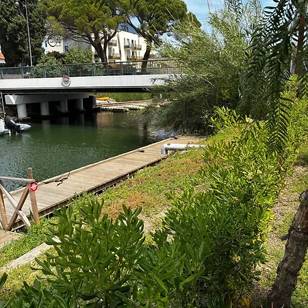 En Bord De Rivière, Près Des Plages