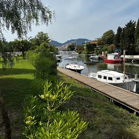 En Bord De Rivière, Près Des Plages *